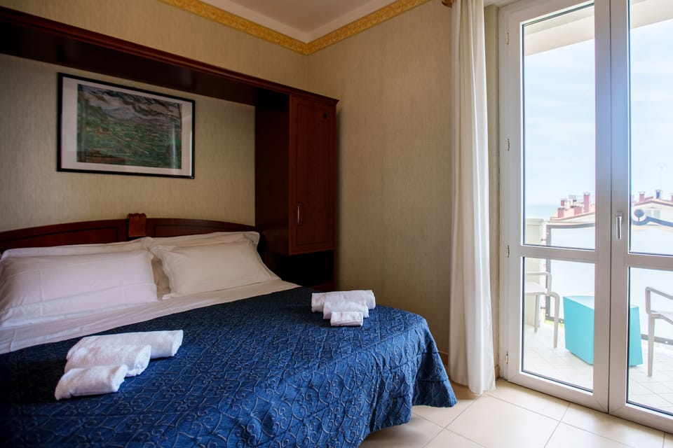 Minibar, in-room safe, desk, free WiFi