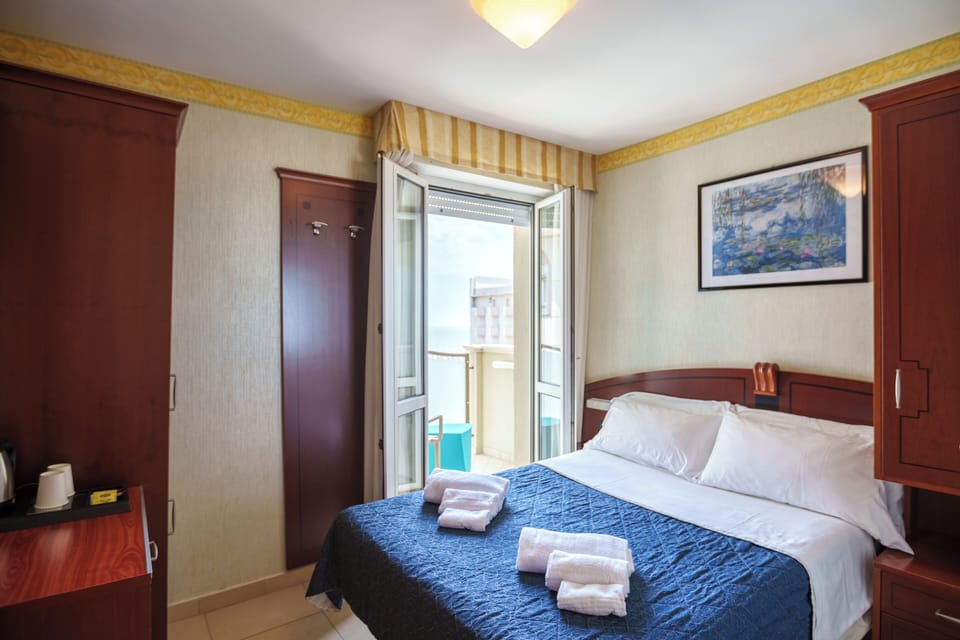 Basic Room | Minibar, in-room safe, desk, free WiFi