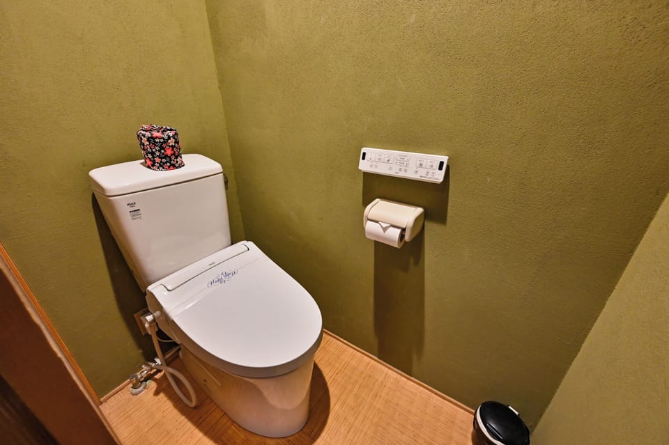 Minibar, in-room safe, WiFi (free)