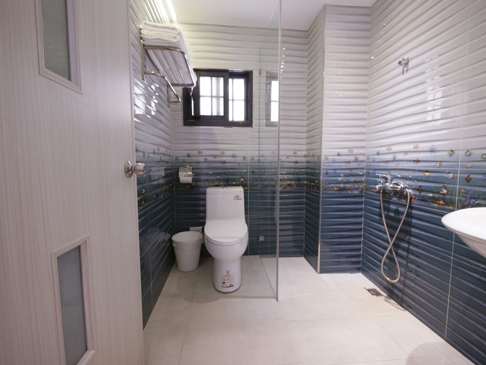 Classic Quadruple Room, 2 Double Beds | Bathroom | Shower, hydromassage showerhead, free toiletries, hair dryer