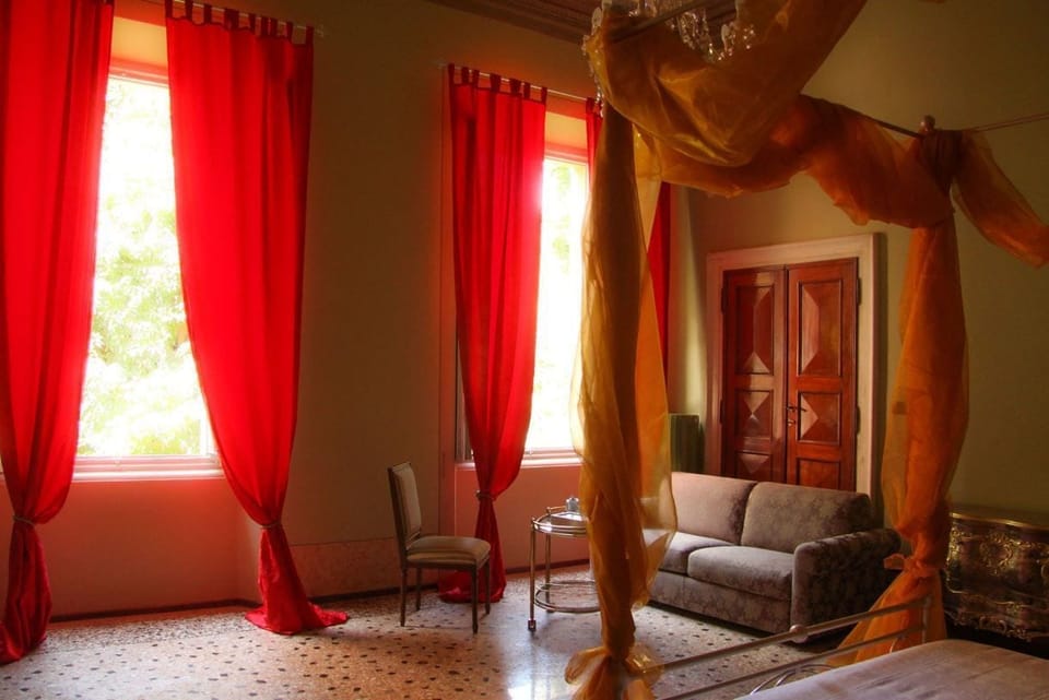 Suite | Minibar, in-room safe, individually decorated, individually furnished