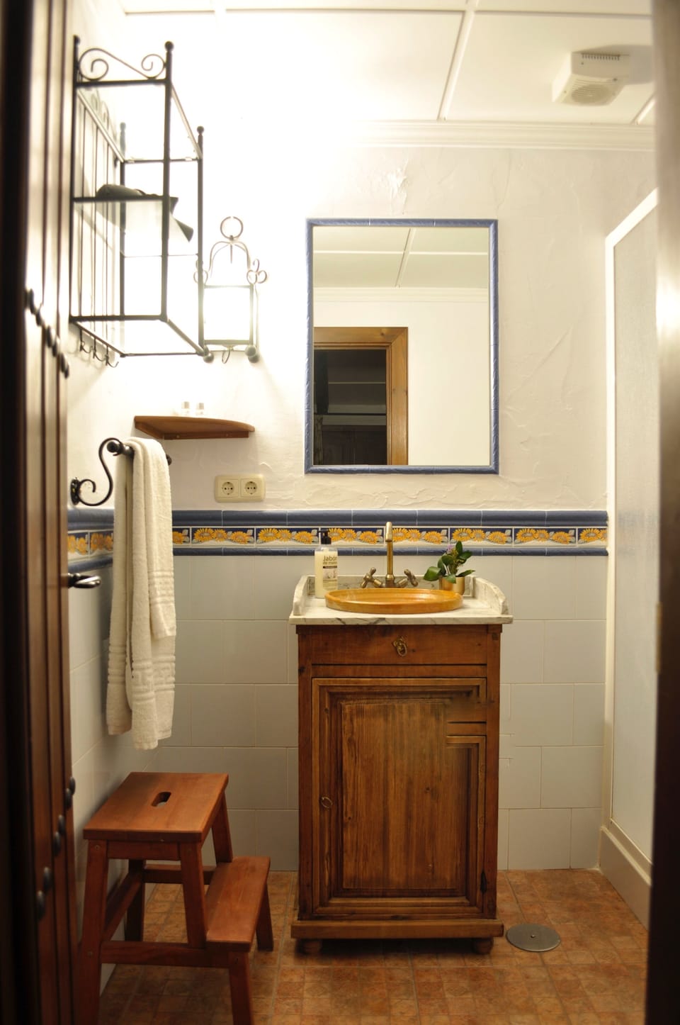 Twin Room | Bathroom | Shower, free toiletries, hair dryer, towels