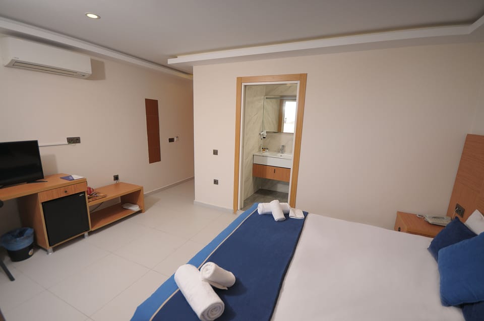Economy Room, 1 Double or 2 Twin Beds, Ground Floor | Minibar, in-room safe, soundproofing, free WiFi