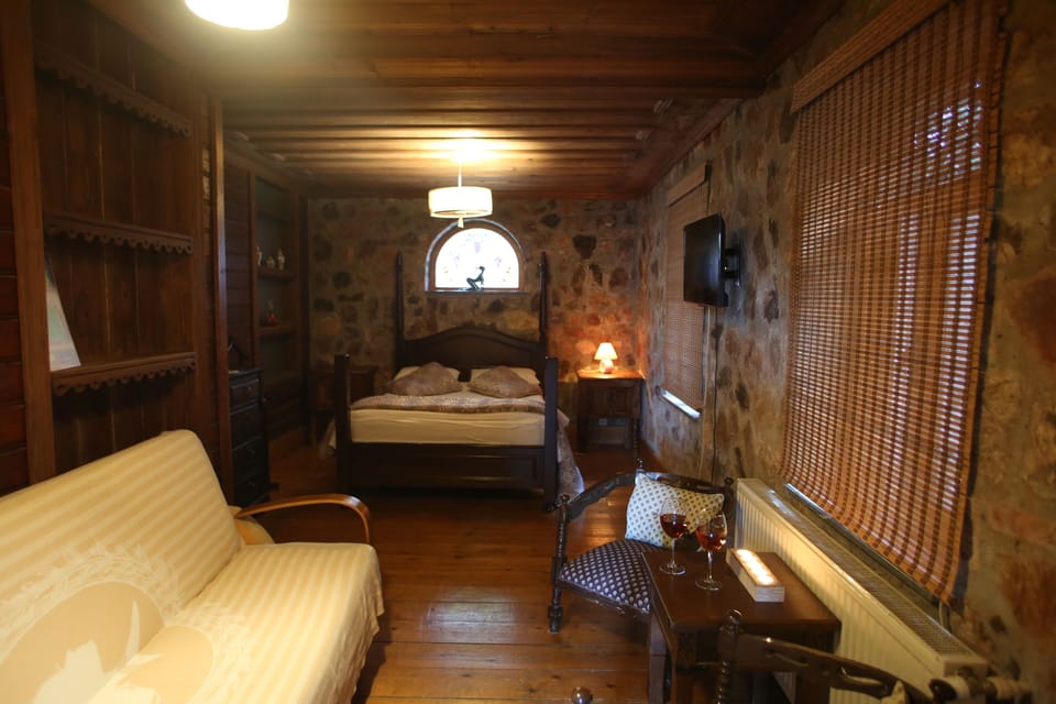 Honeymoon Suite | Free WiFi, bed sheets