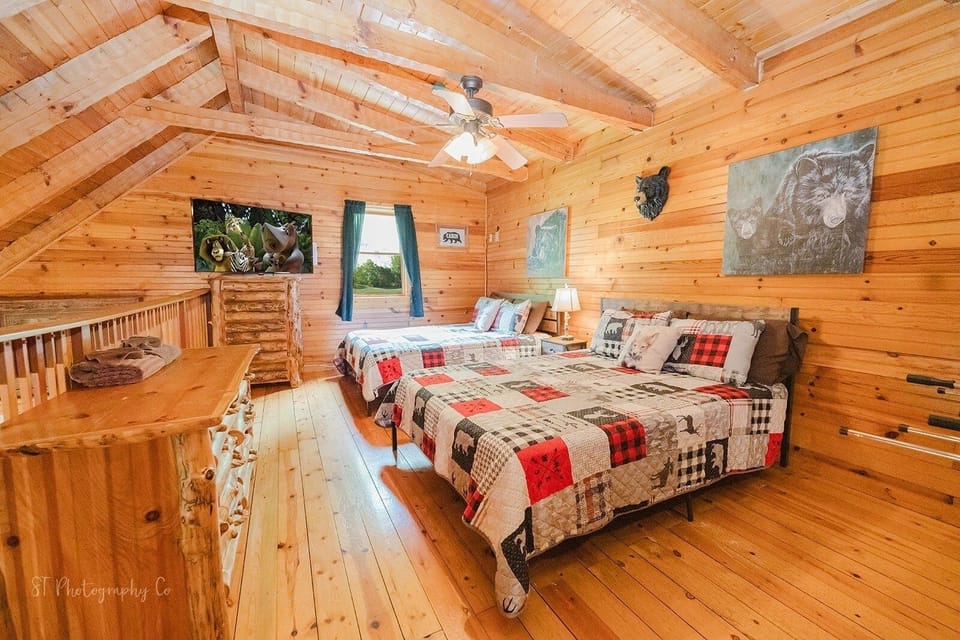 A Slice Of Heaven 2 Bedroom Cabin by RedAwning Cottage in Sevier County