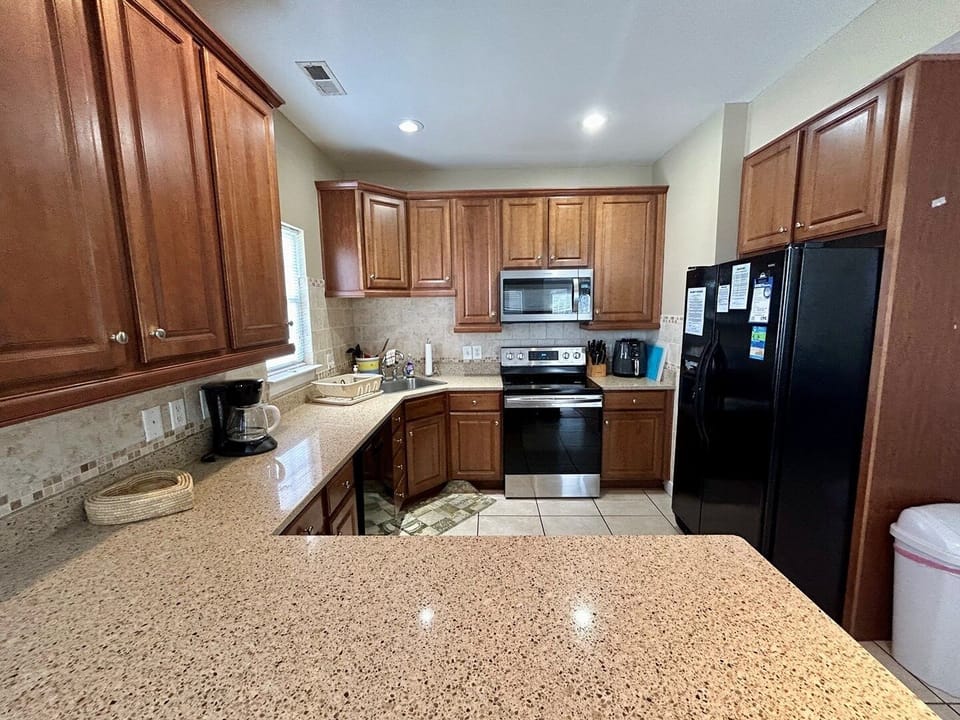 House, 6 Bedrooms | Private kitchen | Fridge, microwave, oven, dishwasher