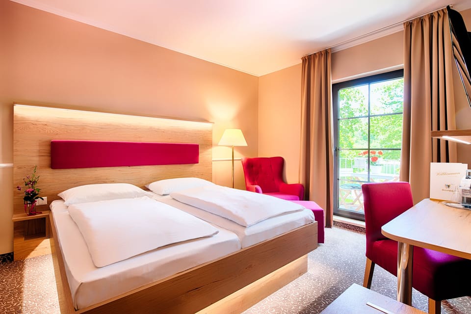 Double Room, Ensuite | Living area | Flat-screen TV