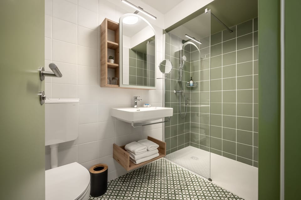 Shower, free toiletries, hair dryer, towels