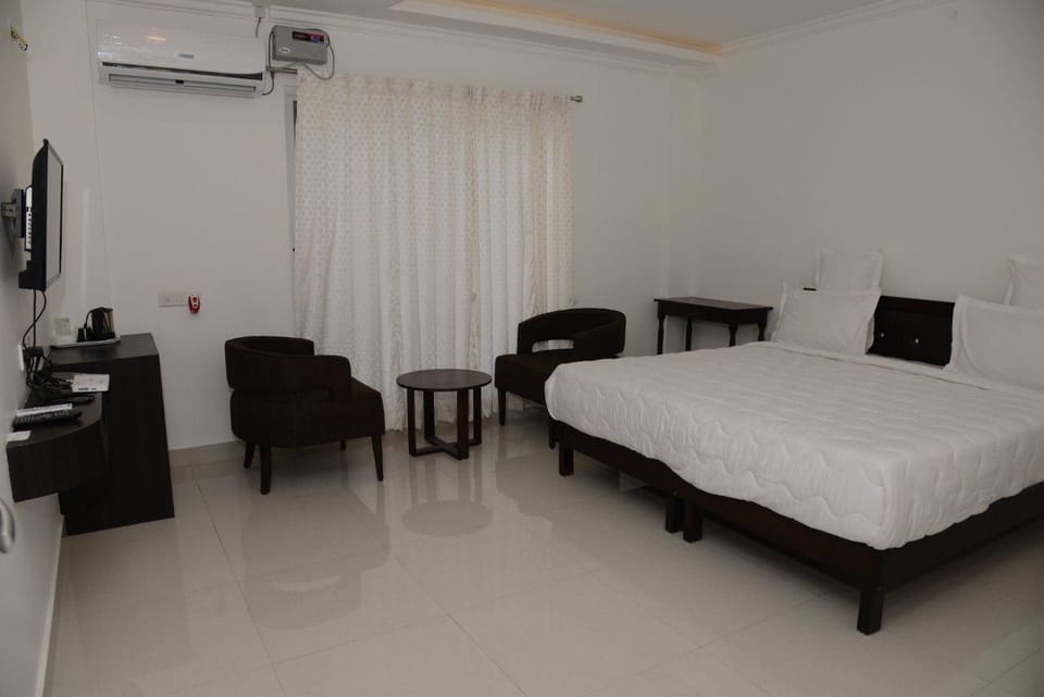 Executive Room, 1 Bedroom, Garden View | Desk, iron/ironing board, rollaway beds, free WiFi