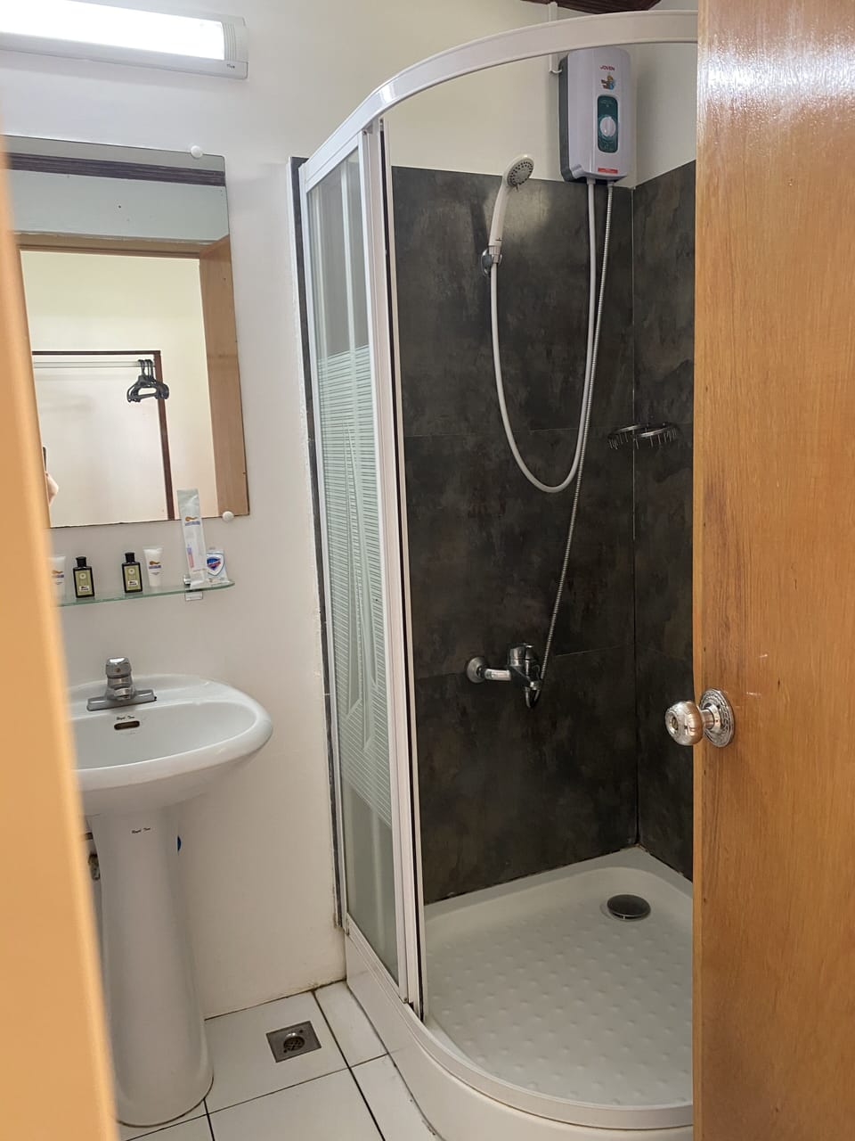 Standard Room | Bathroom | Shower, free toiletries, hair dryer (on request), towels