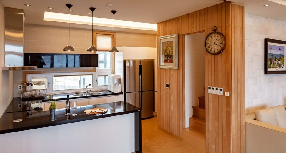 Suite | Private kitchen | Fridge, microwave, coffee/tea maker, electric kettle