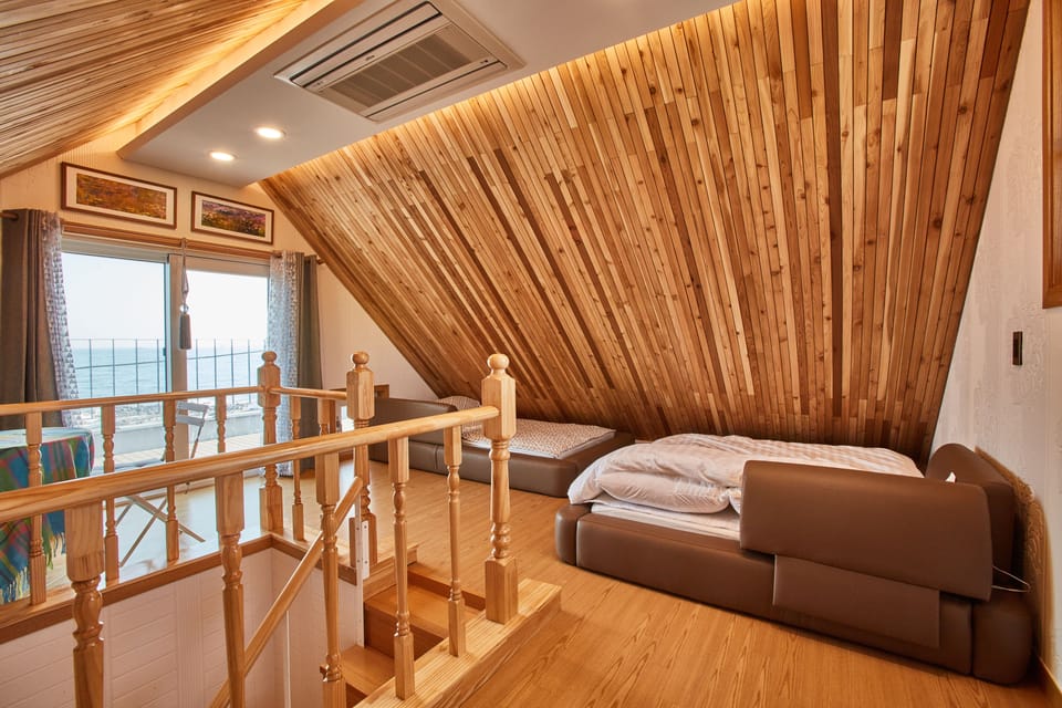 Suite | Premium bedding, free WiFi