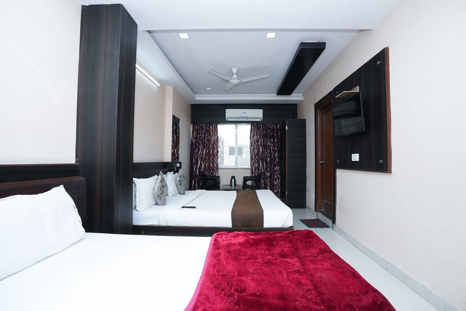 Triple Room | Desk, WiFi (free), bed sheets