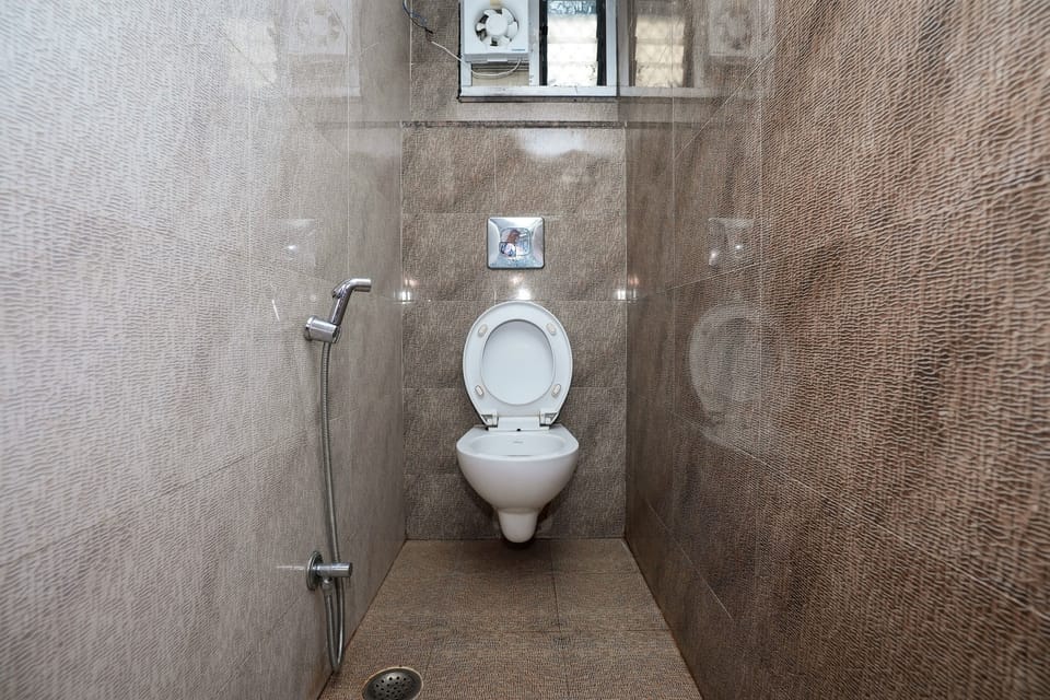 Separate tub and shower, rainfall showerhead, free toiletries, towels