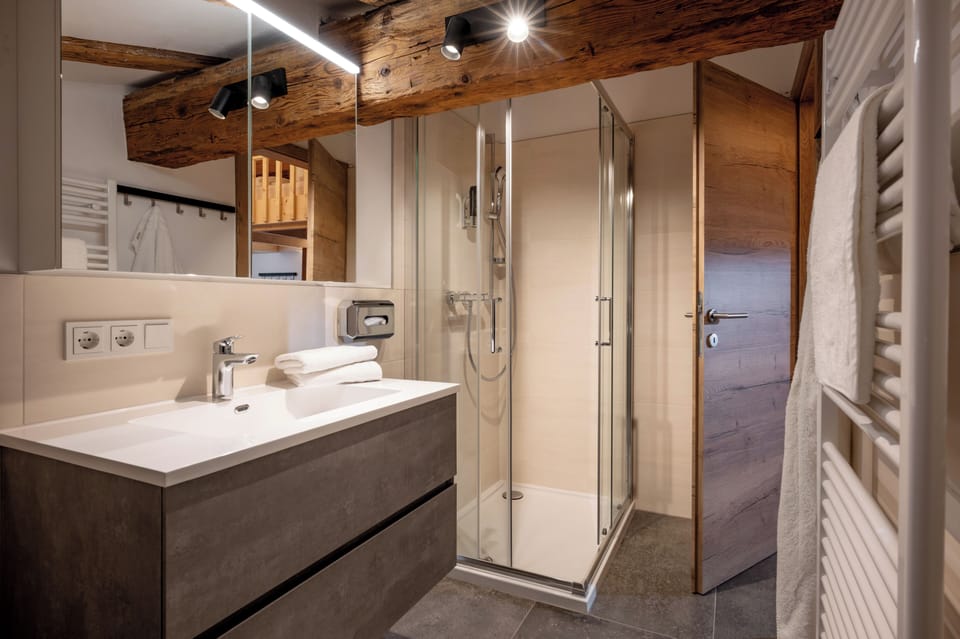 Family Studio, Multiple Beds | Bathroom | Shower, free toiletries, hair dryer, towels