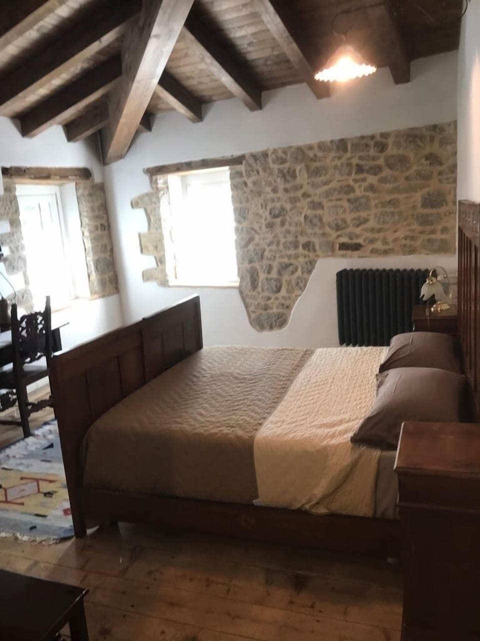 Desk, soundproofing, free WiFi, bed sheets