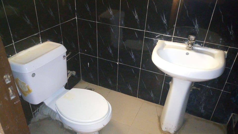 Shower, rainfall showerhead, free toiletries, towels