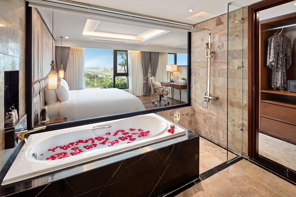 Presidential Double Room, 1 Bedroom, Kitchen, Park View | Bathroom | Free toiletries, hair dryer, bathrobes, slippers