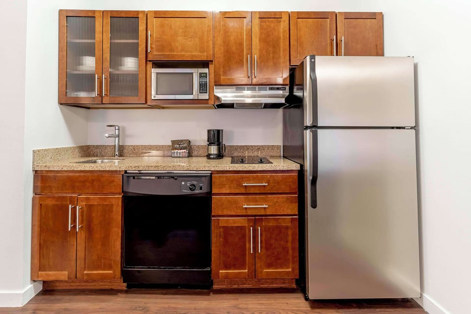 Deluxe Suite, 1 Bedroom, Kitchen | Premium bedding, in-room safe, desk, laptop workspace