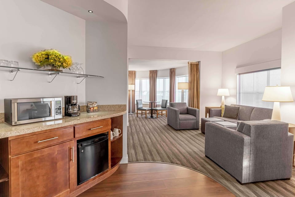 Executive Suite, 1 King Bed, Bathtub, Corner | Premium bedding, in-room safe, desk, laptop workspace