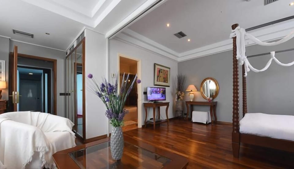 Deluxe Room | In-room safe, desk, free WiFi, bed sheets