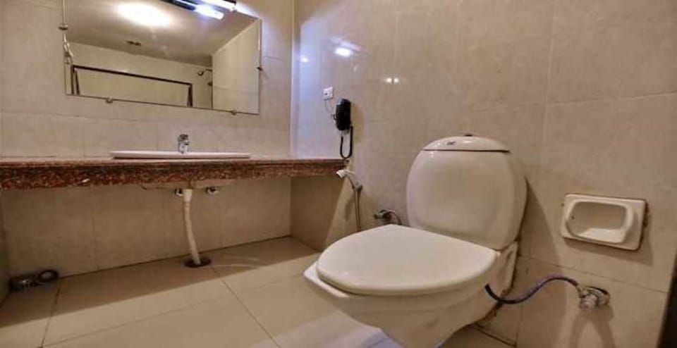 Premium Room, 1 Bedroom, Smoking, City View | Bathroom | Shower, free toiletries