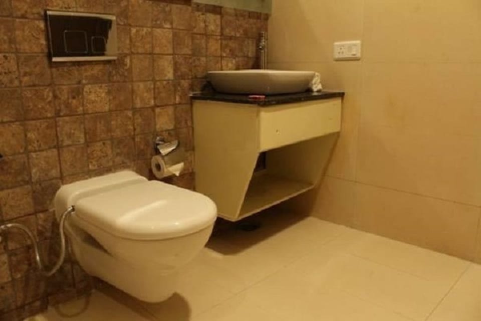 Luxury Room, 1 Bedroom, Smoking, City View | Bathroom | Shower, free toiletries