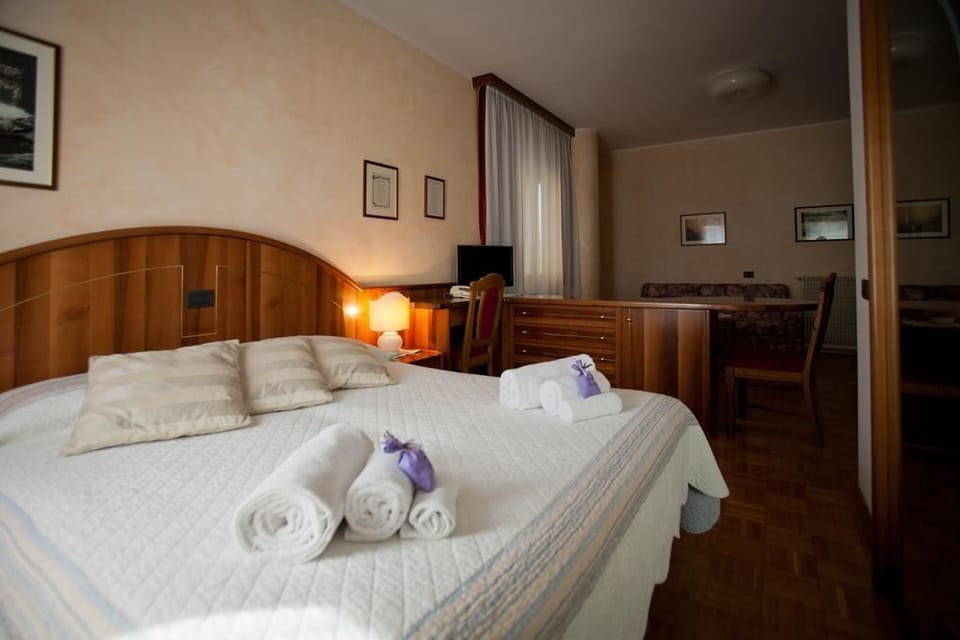 Classic Suite | Premium bedding, in-room safe, desk, soundproofing
