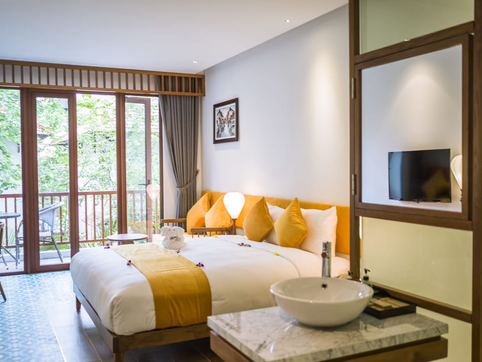 Superior Double or Twin Room, Pool View | Minibar, in-room safe, desk, blackout drapes