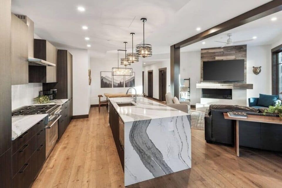 Luxury Condo, 3 Bedrooms, Kitchen, Partial Lake View | Egyptian cotton sheets, premium bedding, individually decorated