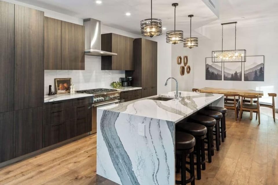 Luxury Condo, 3 Bedrooms, Kitchen, Partial Lake View | Egyptian cotton sheets, premium bedding, individually decorated