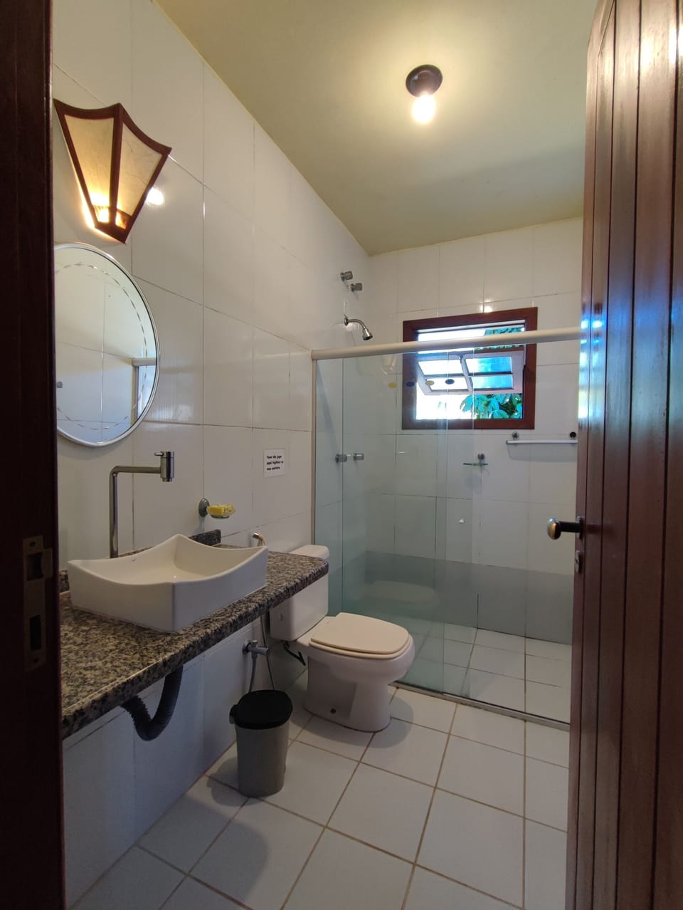 Family Suite | Bathroom | Shower, free toiletries, towels, soap