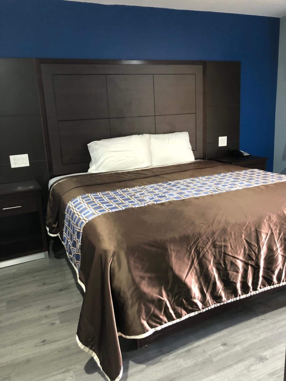 Desk, WiFi (free), bed sheets