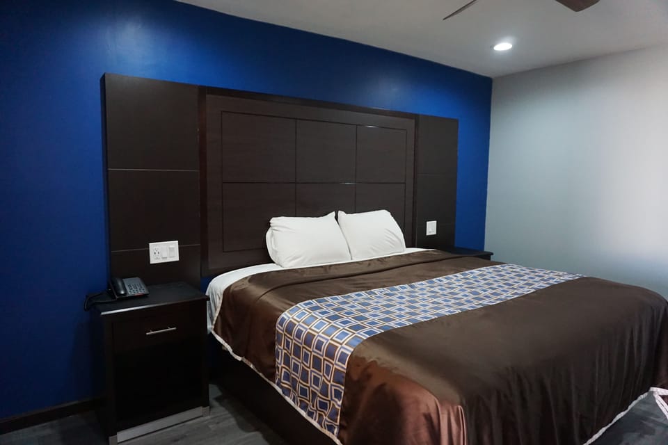 Signature Room, 1 King Bed, Smoking | Desk, WiFi (free), bed sheets