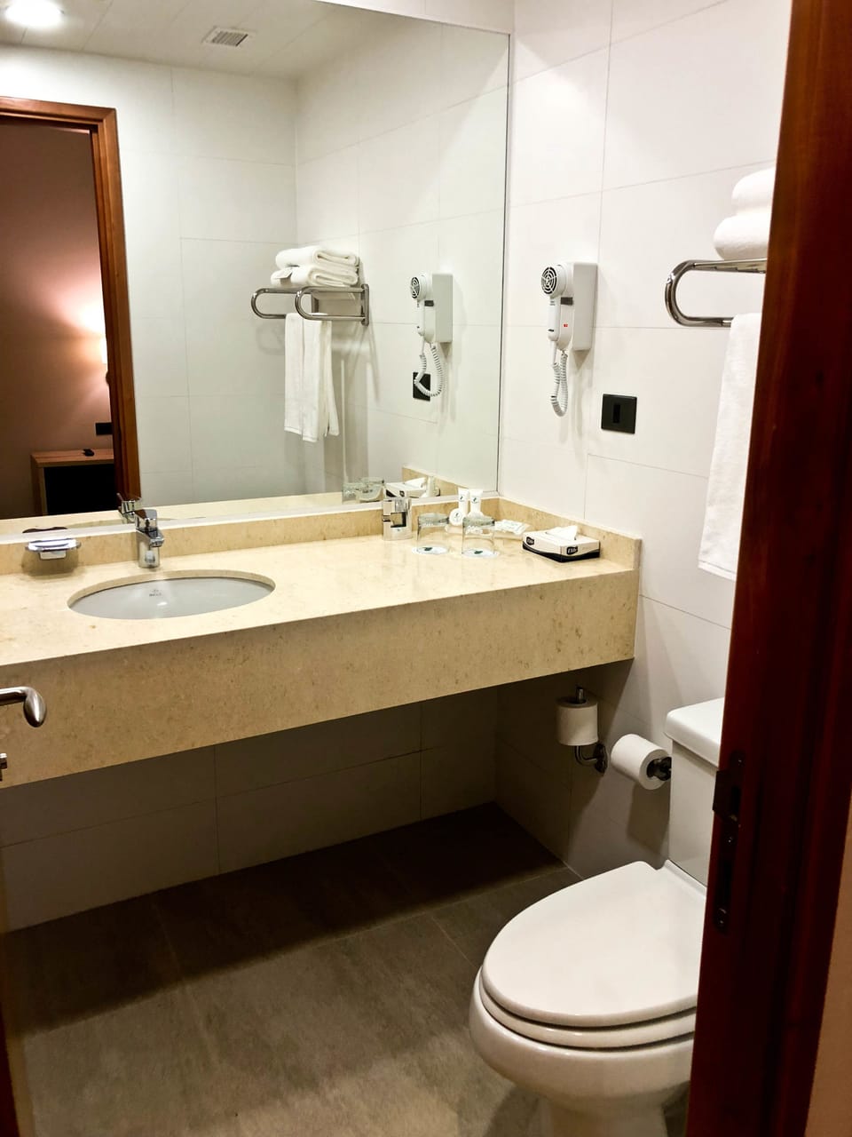 Apartment Standard | Bathroom | Combined shower/tub, free toiletries, towels