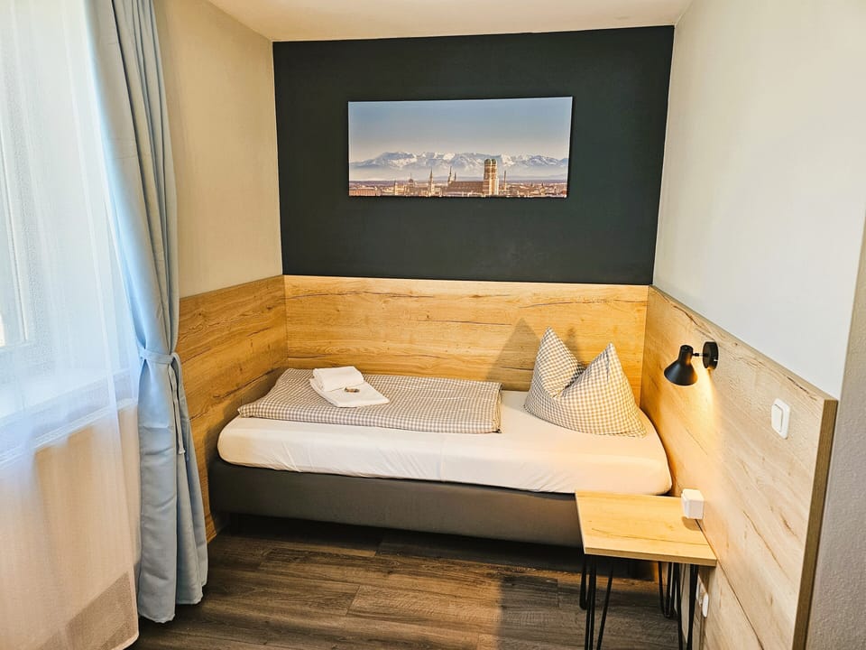 Basic Single Room | Desk, free WiFi, bed sheets