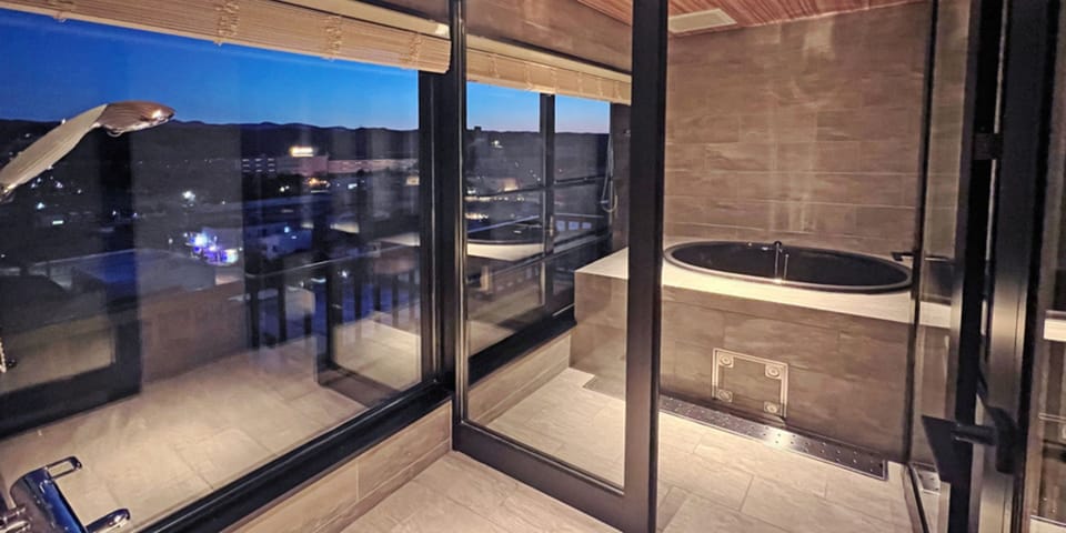 Comfort Room | Bathroom | Combined shower/tub, hydromassage showerhead, free toiletries