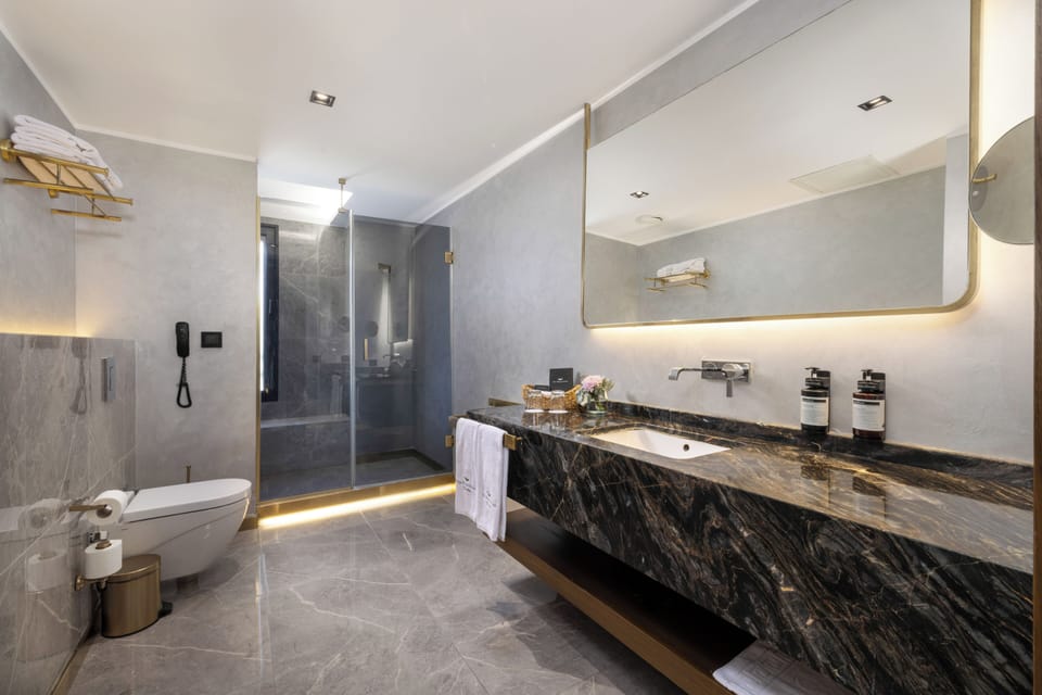 Corner Suite Room with Sea View | Bathroom | Free toiletries, hair dryer, bathrobes, slippers