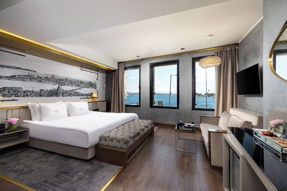 Executive Suite, Sea View | Minibar, in-room safe, desk, soundproofing