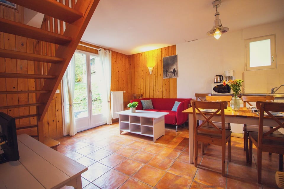 Comfort Apartment | Living area | Flat-screen TV