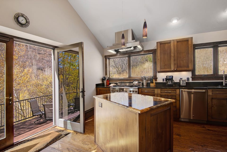 Townhome, 4 Bedrooms | Private kitchen | Coffee/tea maker, fridge, microwave, oven