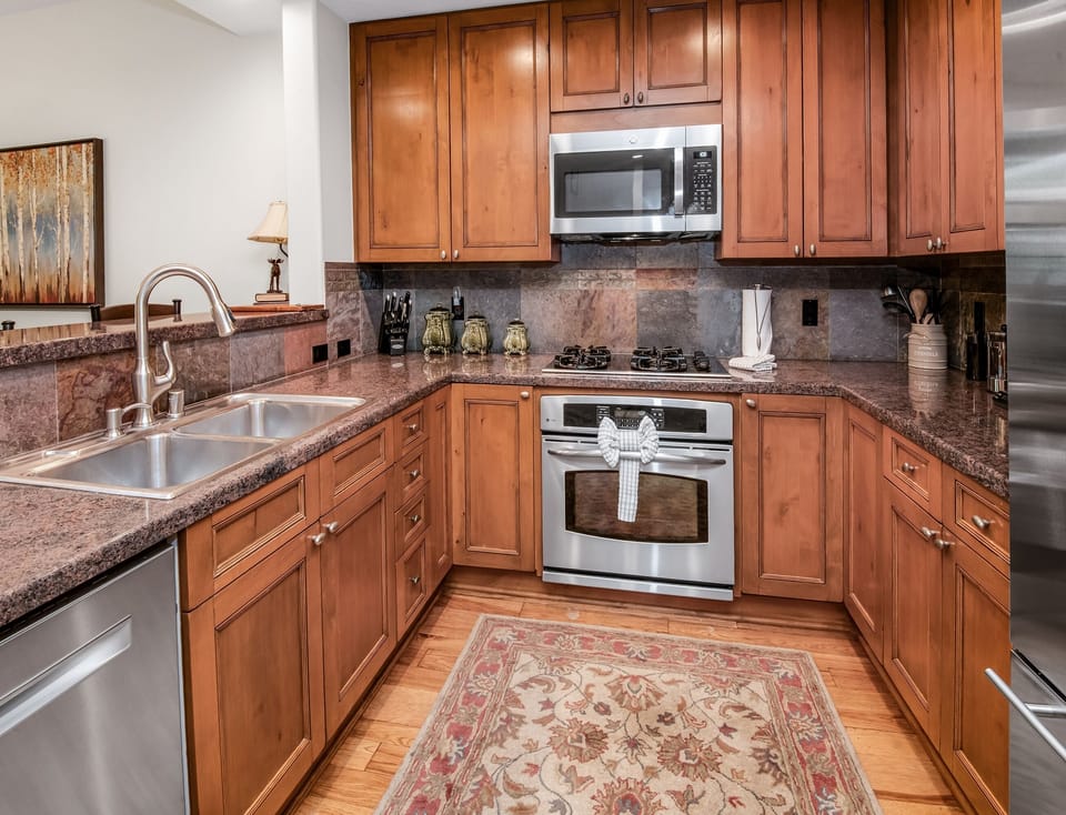 Townhome, 4 Bedrooms | Private kitchen | Fridge, microwave, oven, dishwasher