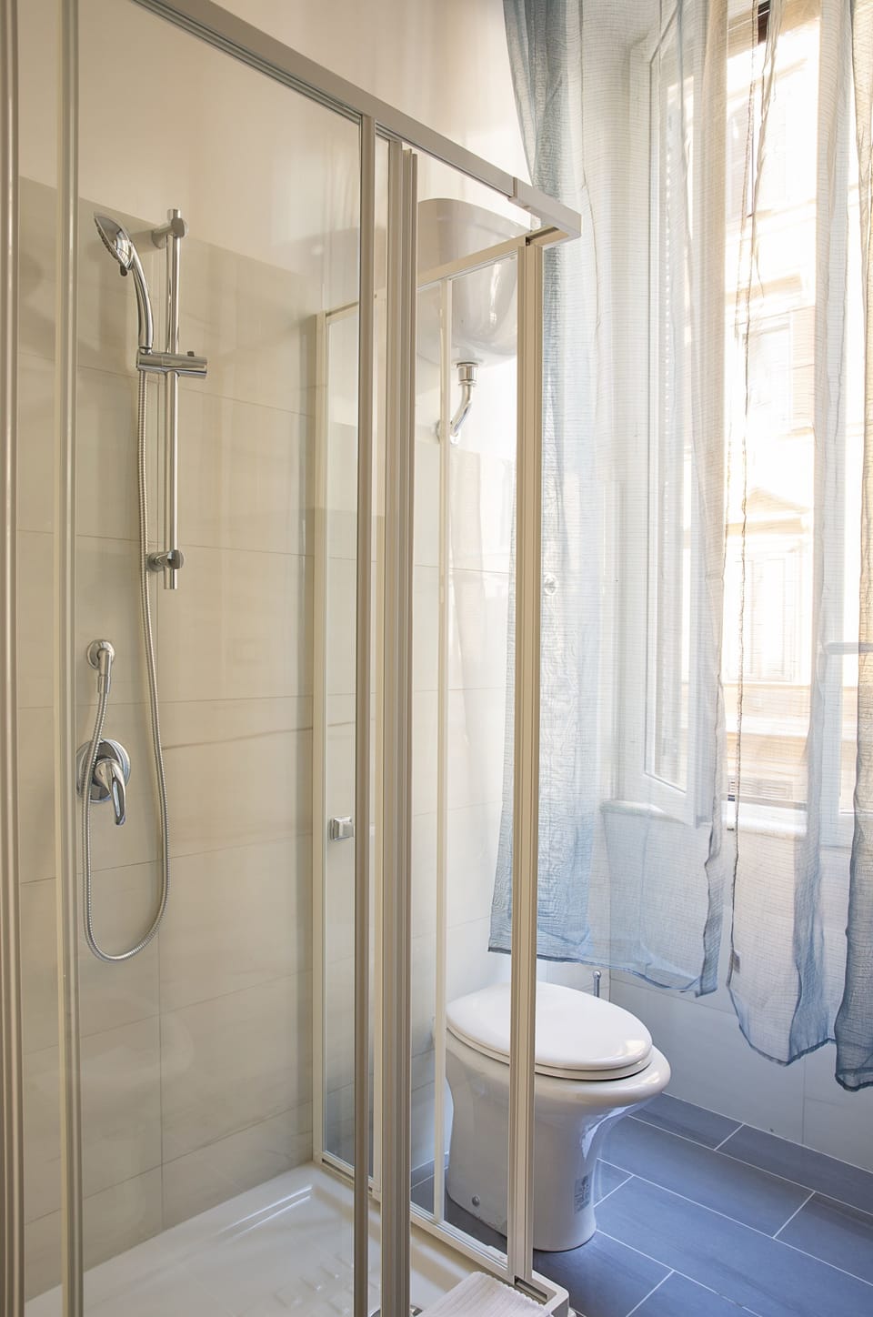 Superior Studio Suite, Jetted Tub (King Room) | Bathroom shower