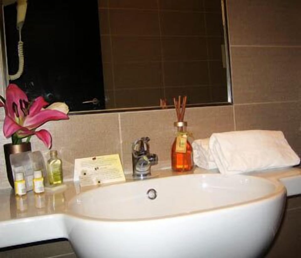 Shower, rainfall showerhead, free toiletries, hair dryer