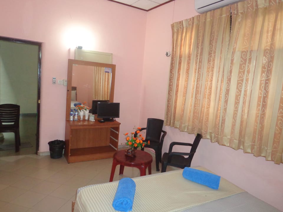 Basic Double Room | In-room safe, soundproofing, iron/ironing board, rollaway beds