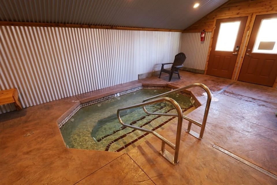 San Sierra 10 Updated Condo, with Complex Jacuzzi, Short Walk to The Village by RedAwning Apartment in Mammoth Lakes