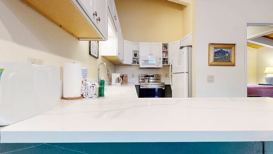 Condo, 4 Bedrooms | Private kitchen | Fridge, oven, coffee/tea maker, toaster