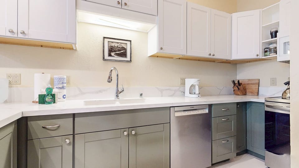 Condo, 4 Bedrooms | Private kitchen | Fridge, oven, coffee/tea maker, toaster