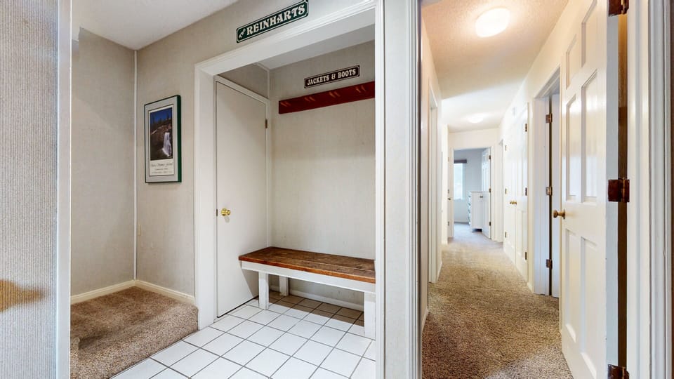 Chateau de Montagne 24 Light And Bright Condo with Private Washer Dryer Right On The Shuttle Route by RedAwning Apartment in Mammoth Lakes