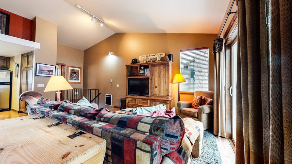 Condo, 2 Bedrooms | Lobby